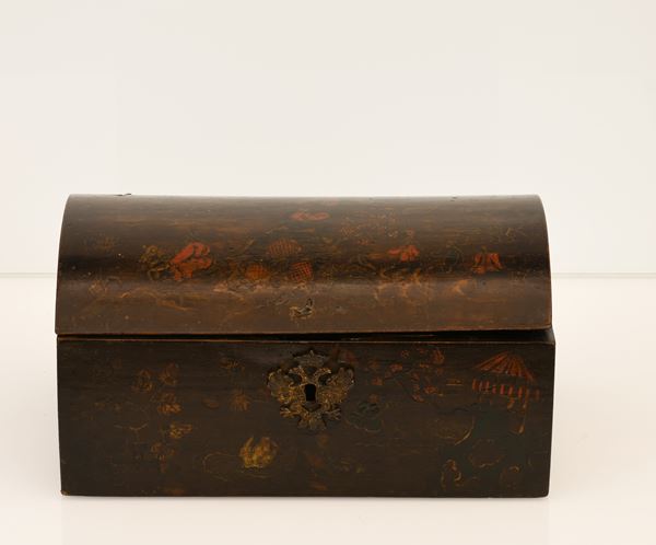 Deliziosa scatola in legno laccato nero con interno in oro