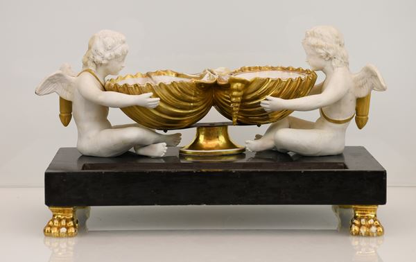 Manifattura Dagoty Parigi, prima metà del XIX secolo. Importante calamaio in maiolica bianca e dorata su piano di marmo nero retro da piedi ferini dorati.