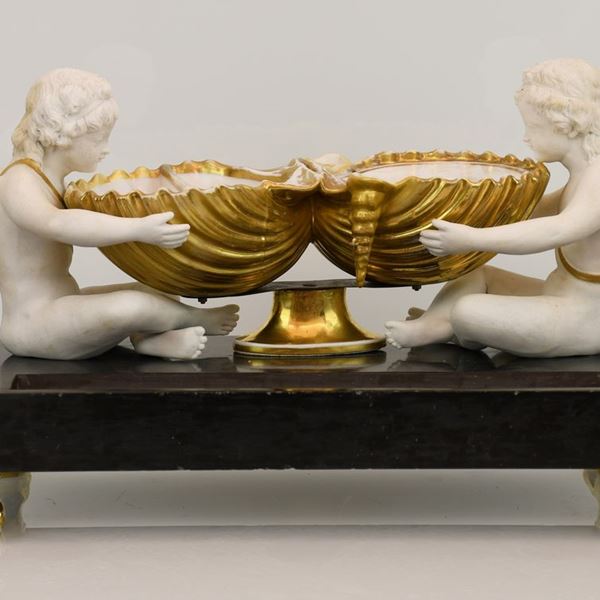 Manifattura Dagoty Parigi, prima metà del XIX secolo. Importante calamaio in maiolica bianca e dorata su piano di marmo nero retro da piedi ferini dorati.  - Auction Asta 19: Oggetti d'arte, argenti e dipinti antichi - Gliubich Casa d'Aste