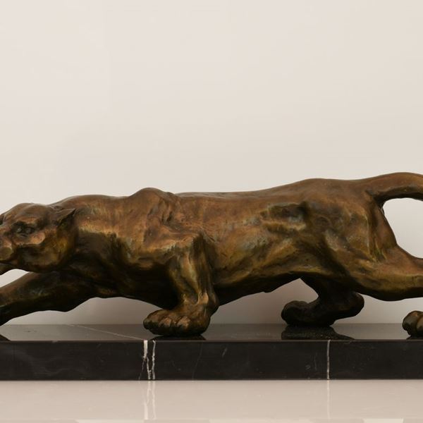 Scultura in bronzo raffigurante una pantera nell'atto di attaccare una preda.