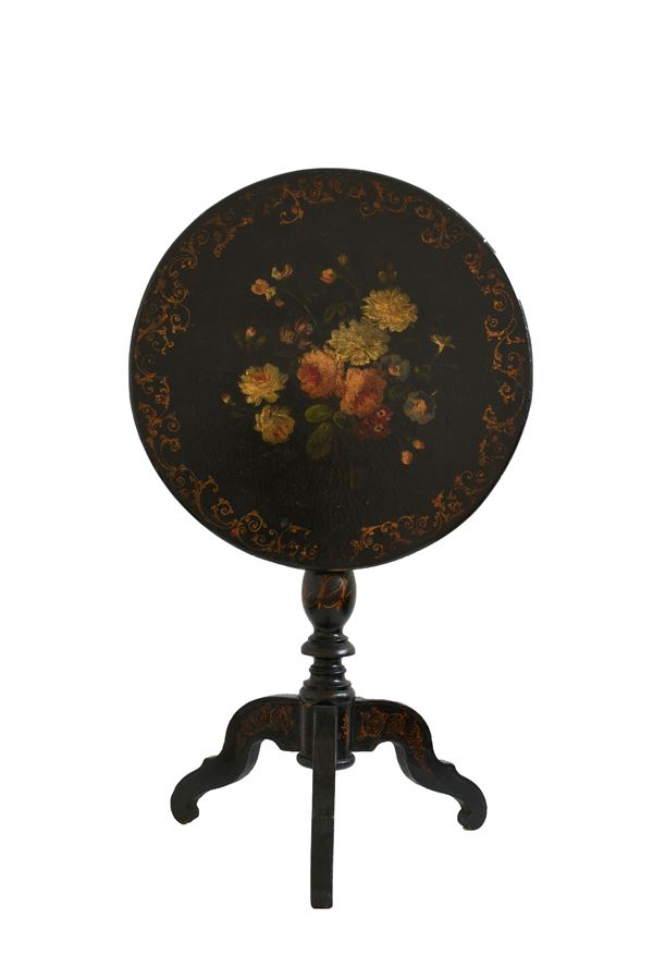 Tavolino tondo in legno ebanizzato. Piano dipinto con natura morta di fiori Francia metà del XIX secolo