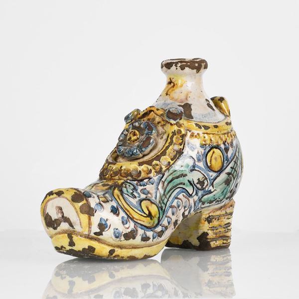 Scarpetta scaldamano o portaliquore in maiolica di Caltagirone. Riccamente decorata a motivi vegetali a rrilievo e dipinti nei toni del giallo, blu e mangnanese. XIX secolo.  - Auction Asta 19: Oggetti d'arte, argenti e dipinti antichi - Gliubich Casa d'Aste
