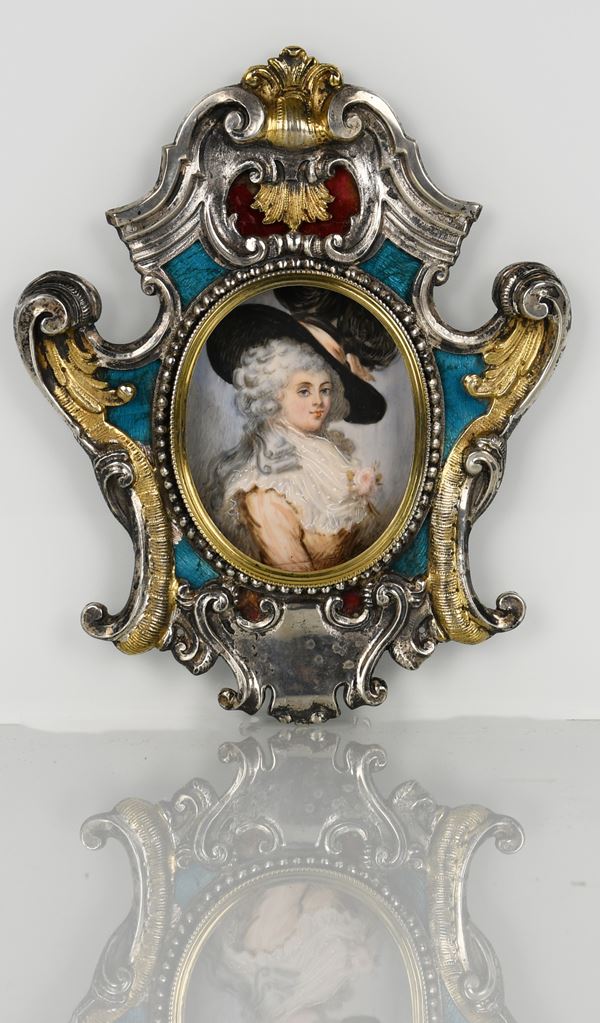 Cornice in argento e smalti con miniatura raffigurante nobildonna con cappello. Punzoni Roma XVIII secolo