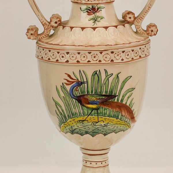 Vaso biansato in ceramica dipinta con motivi floreali in stile settecentesco. Decoro centrale policromo con pavone. Bassano, inizi del XX secolo