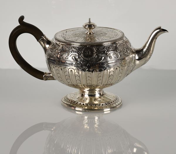 Caffettiera sbalzata e cesellata in argento sterling. Punzoni Londra 1808