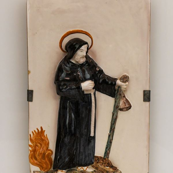 Mattonella a rilievo con Sant'Antonio Abate riconoscibile dagli attributi del maiale, del fuoco e del bastone con campana. Italia centrale, primi anni del XIX secolo  - Auction Asta 19: Oggetti d'arte, argenti e dipinti antichi - Gliubich Casa d'Aste