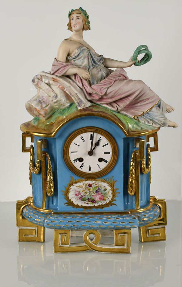 Orologio in porcellana dipinta raffigurante gloria sdraiata. Manifattura francese, metà del XIX secolo
