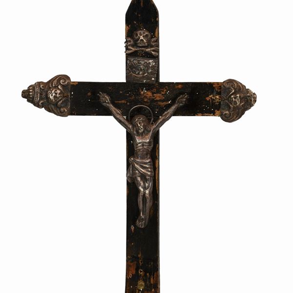 Crocifisso in legno ebanizzato con inserti in argento. Sicilia, inizi del XIX secolo