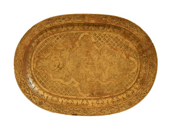 Grande vassoio in legno dorato e inciso a girali e motivi floreali. Marche, inizi del XIX secolo 