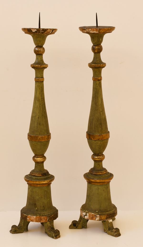 Coppia di torciere in stile neoclassico da altare in legno laccato verde e dorato.