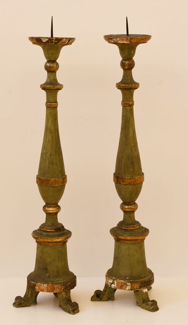 Coppia di torciere in stile neoclassico da altare in legno laccato verde e dorato.  - Auction Asta 19: Oggetti d'arte, argenti e dipinti antichi - Gliubich Casa d'Aste