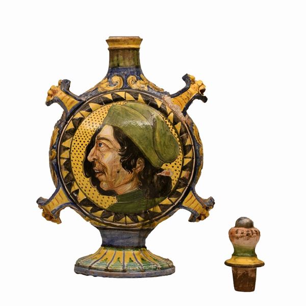 Manifattura Italia Centrale, primi decenni del XX secolo. Grande fiasca in maiolica del tipo "da pellegrino" con quattro passanti per la corda da tenere a spalla.  - Auction Asta 19: Oggetti d'arte, argenti e dipinti antichi - Gliubich Casa d'Aste