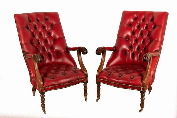 Manifattura inglese del XX secolo : Pair of Chester chairs  ( 20th century)  - Carved wood and red leather - Auction Auction: Paintings, Collectables and Antique Furniture - Gliubich Casa d'Aste