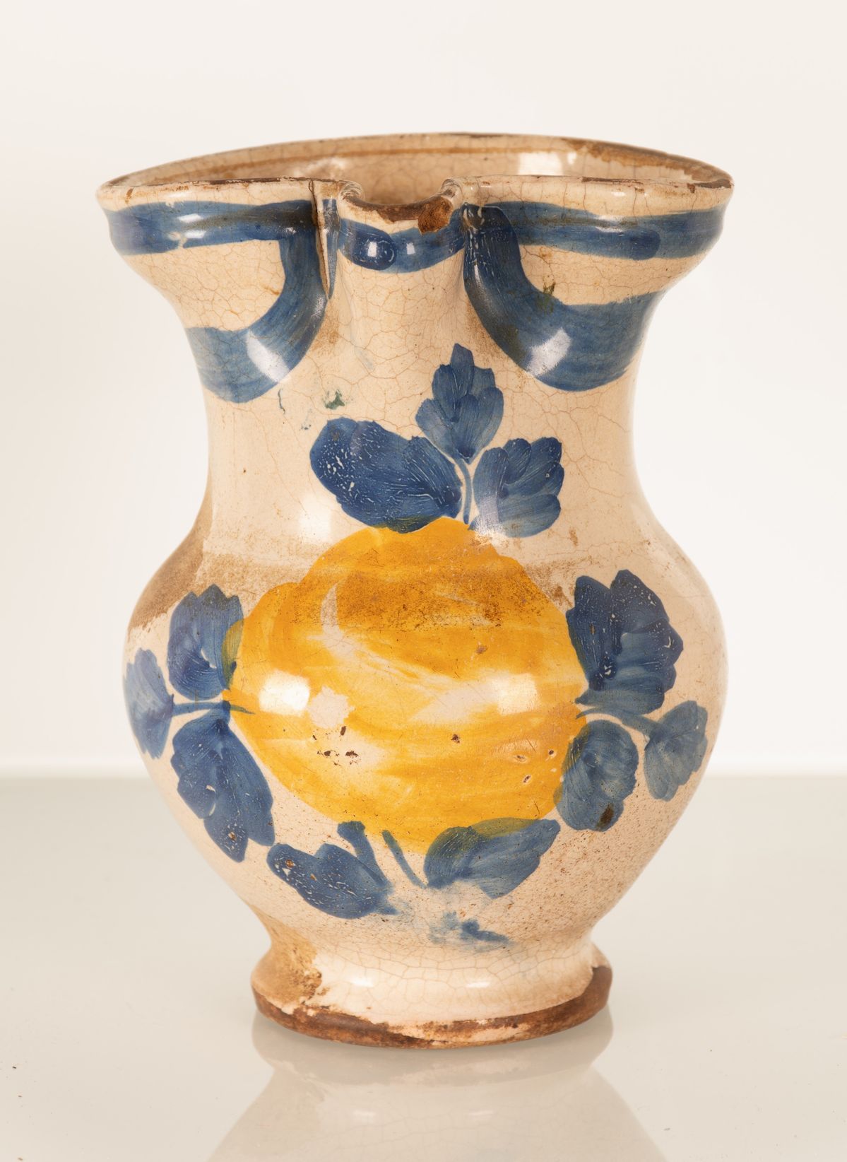 Piccola brocca in maiolica con decoro al fioraccio. Manifattura di Palena, fine del XIX secolo