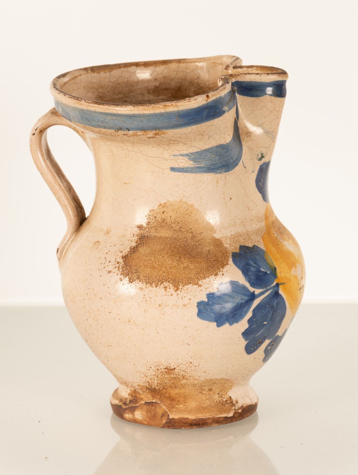 Piccola brocca in maiolica con decoro al fioraccio. Manifattura di Palena, fine del XIX secolo