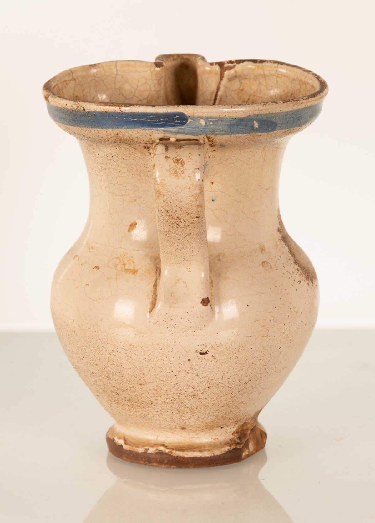 Piccola brocca in maiolica con decoro al fioraccio. Manifattura di Palena, fine del XIX secolo