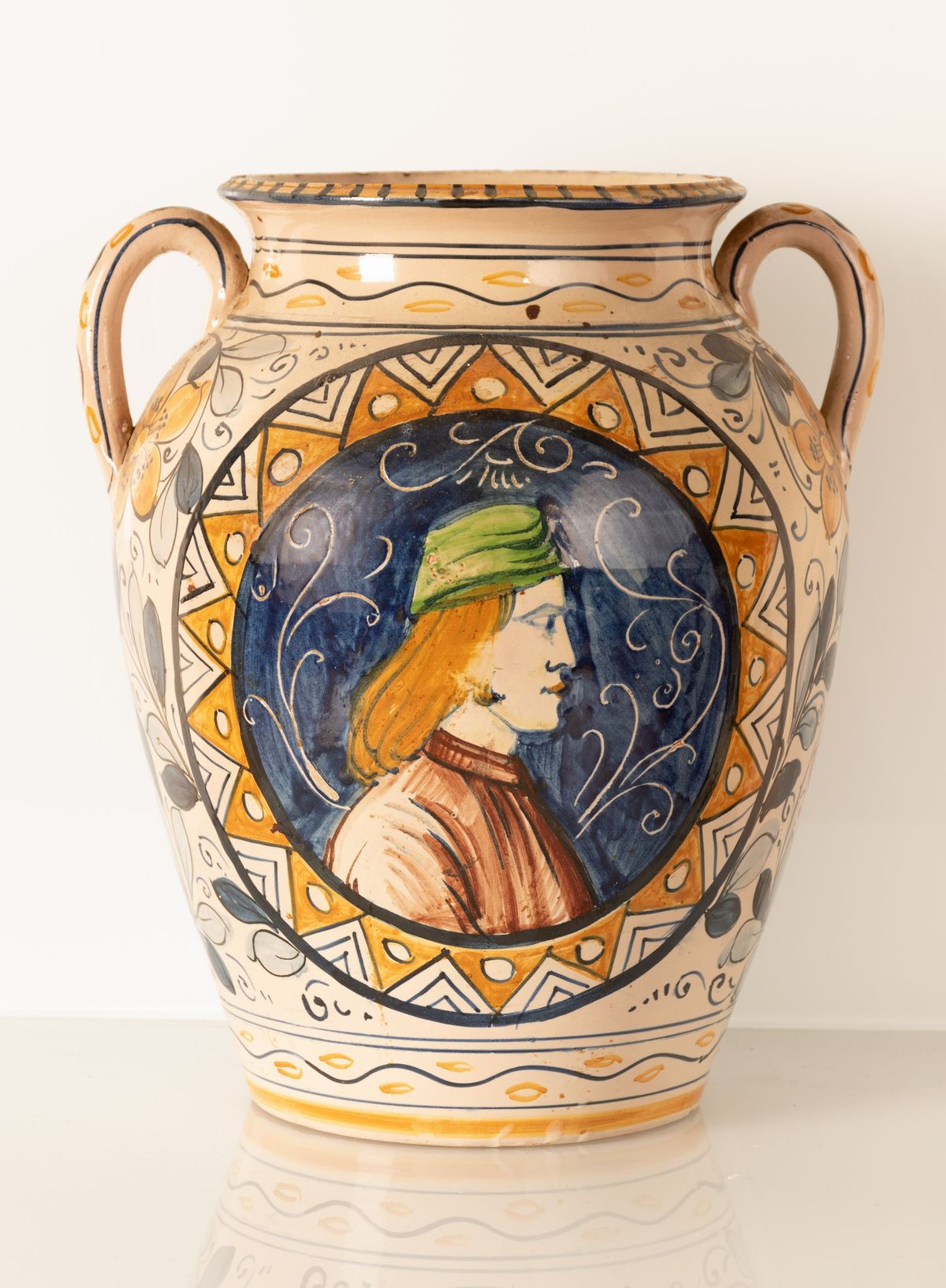 Vaso biansato con al fronte centrato in riserva profilo di gentiluomo in stile neorinascimentale