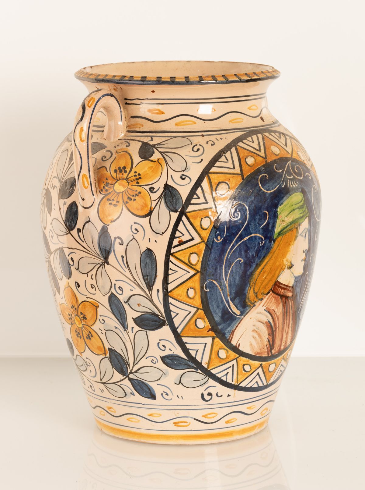 Vaso biansato con al fronte centrato in riserva profilo di gentiluomo in stile neorinascimentale