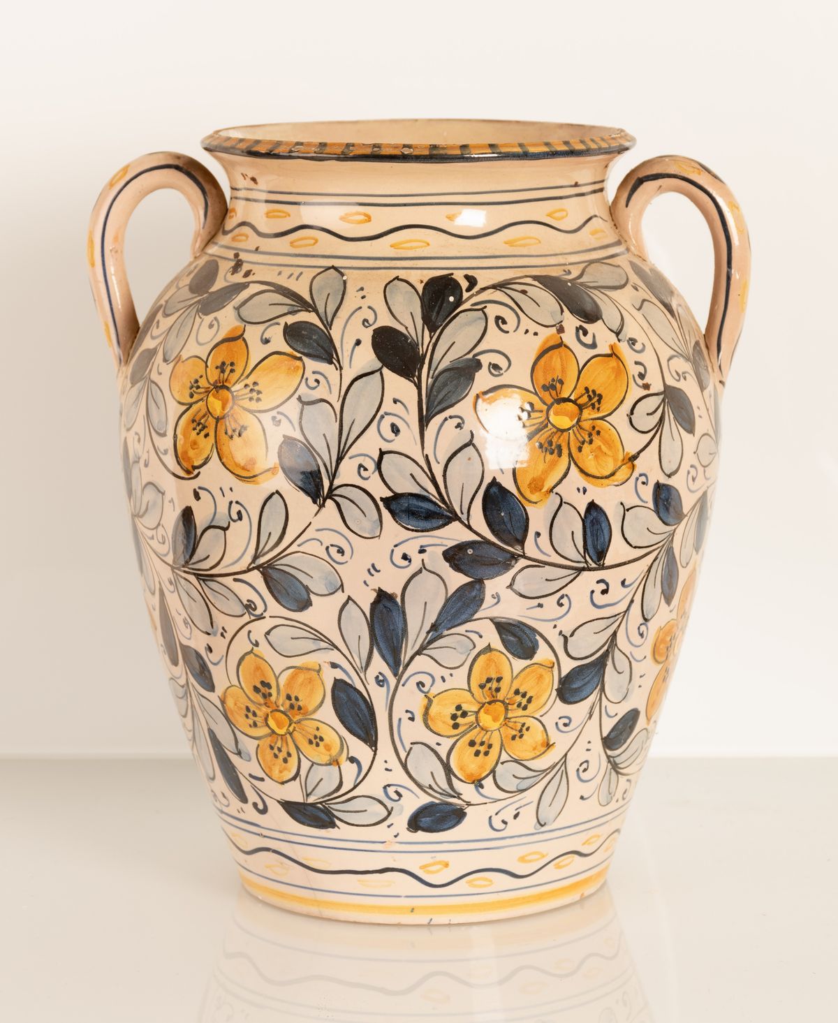 Vaso biansato con al fronte centrato in riserva profilo di gentiluomo in stile neorinascimentale