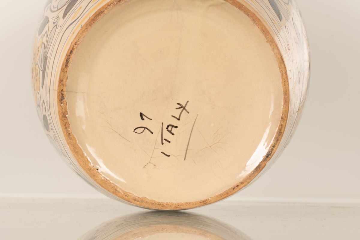 Vaso biansato con al fronte centrato in riserva profilo di gentiluomo in stile neorinascimentale