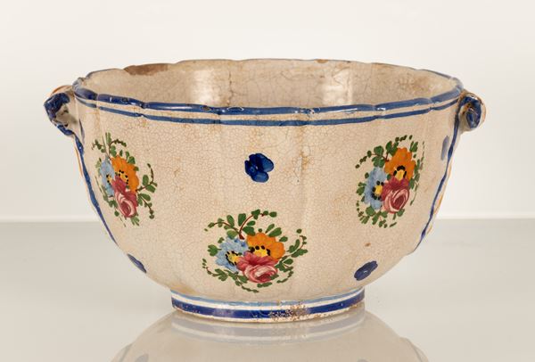 Vaso da cucina con decoro al fioraccio e con due prese a finti nastri blu. Manifattura Castelli, fine del XIX secolo.