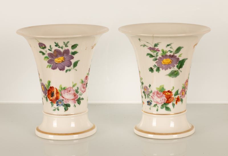Coppia di Piccoli Vasi a Campanula con Decoro Floreale. Manifattura del XIX Secolo.