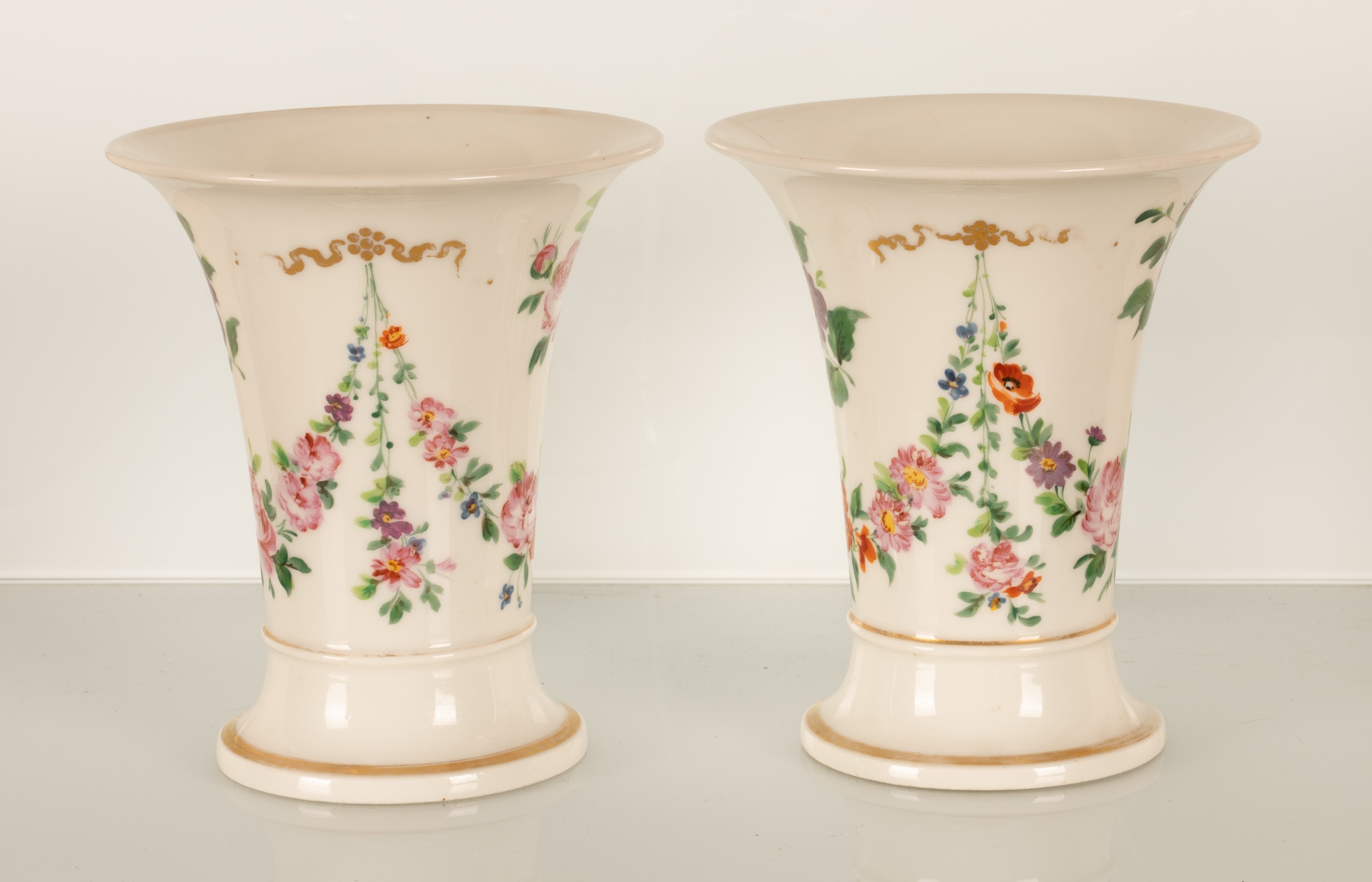 Coppia di Piccoli Vasi a Campanula con Decoro Floreale. Manifattura del XIX Secolo.