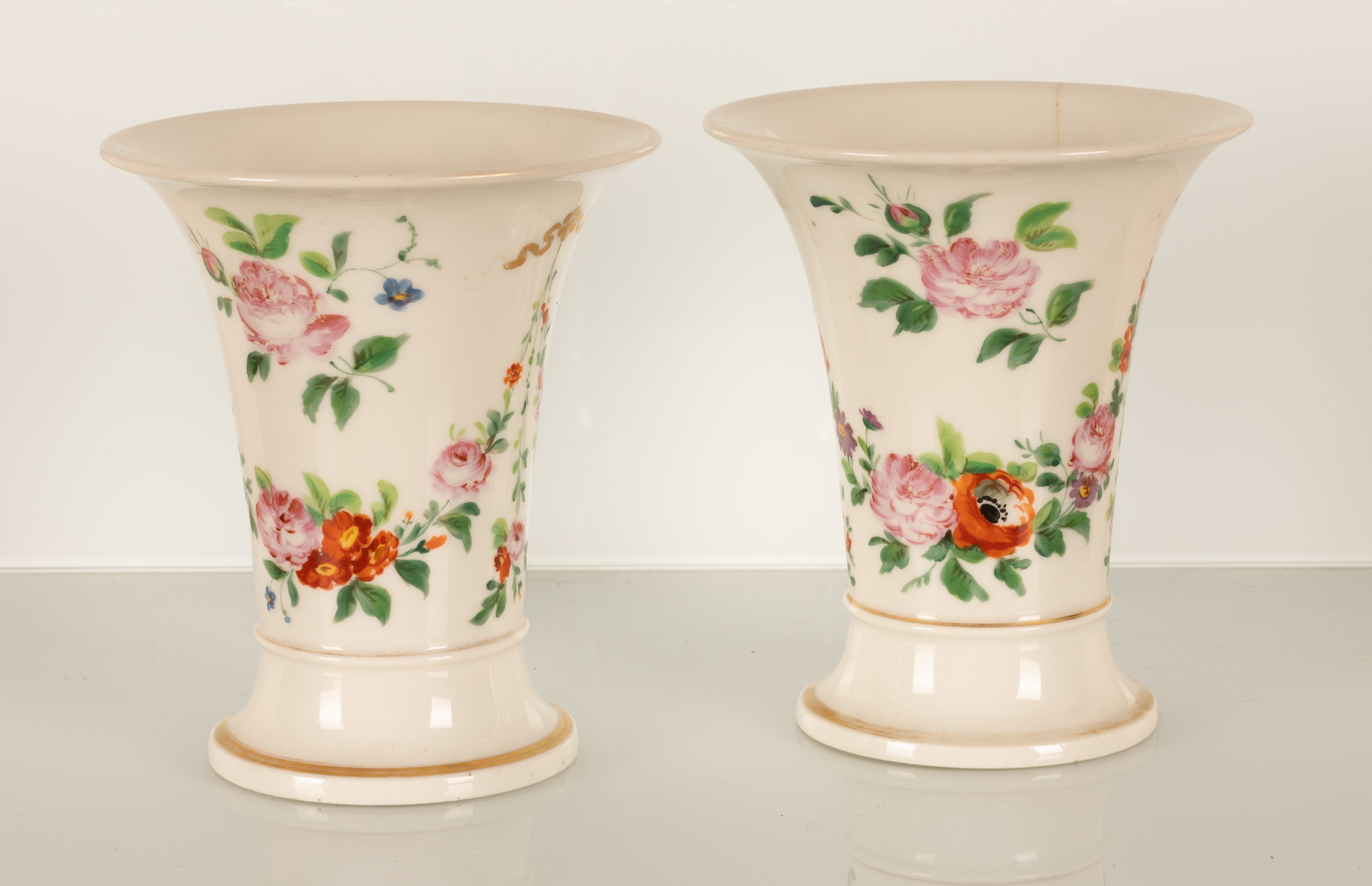 Coppia di Piccoli Vasi a Campanula con Decoro Floreale. Manifattura del XIX Secolo.
