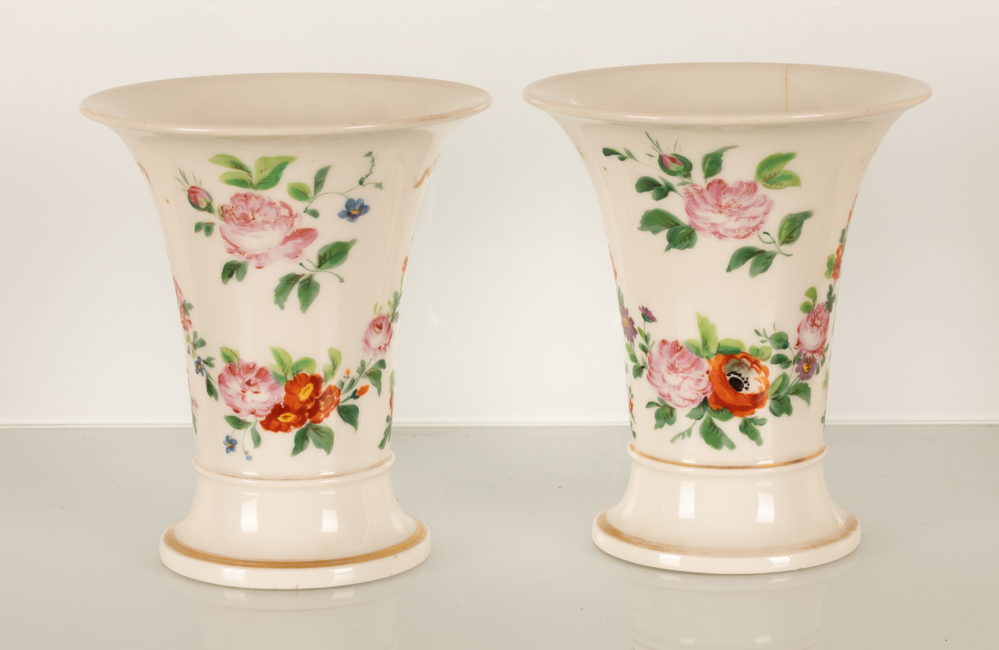 Coppia di Piccoli Vasi a Campanula con Decoro Floreale. Manifattura del XIX Secolo.