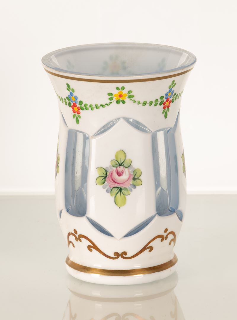 Vaso in porcellana bianca e vetro finemente decorato con festoni floreali ed inserti