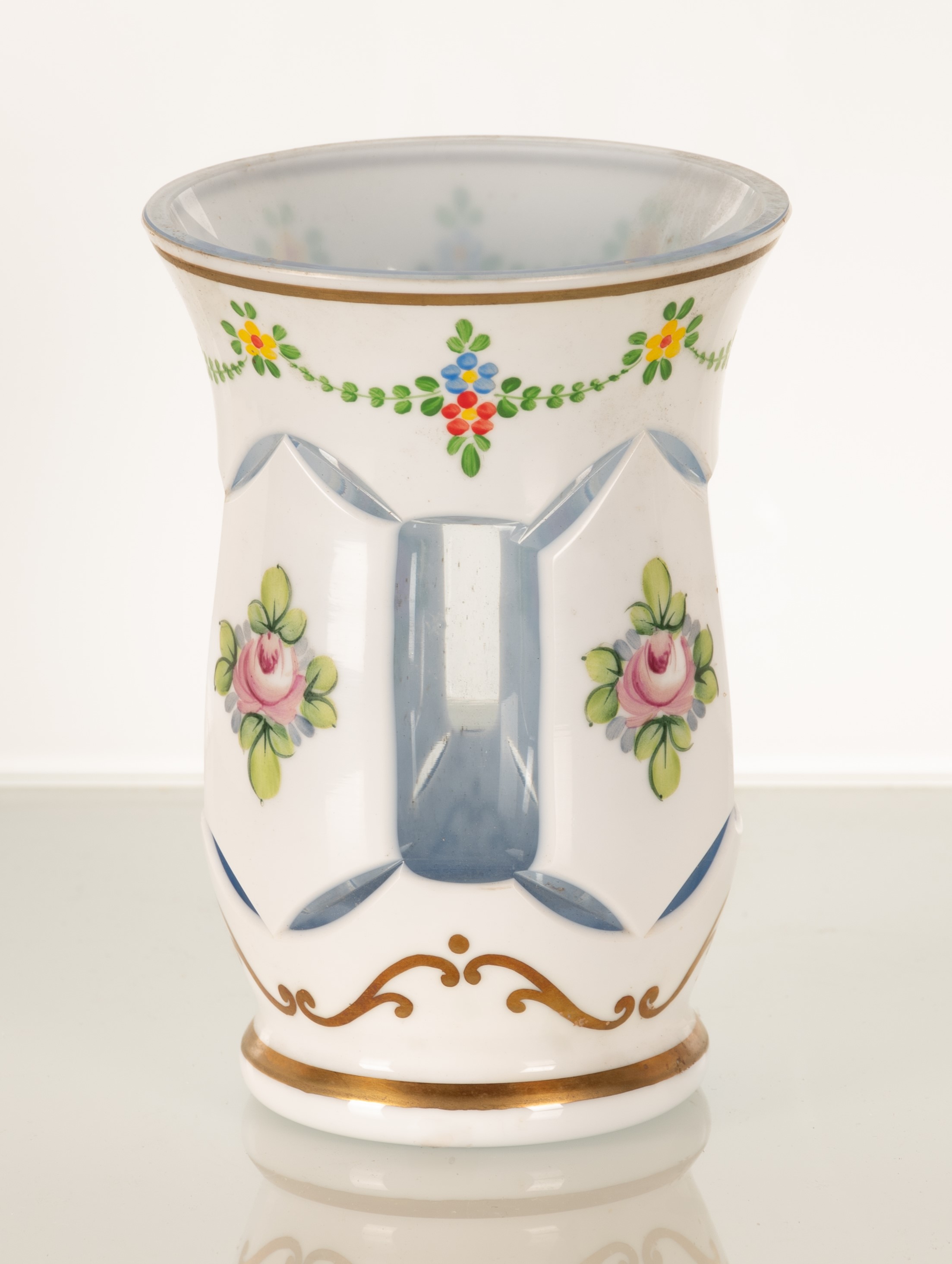 Vaso in porcellana bianca e vetro finemente decorato con festoni floreali ed inserti