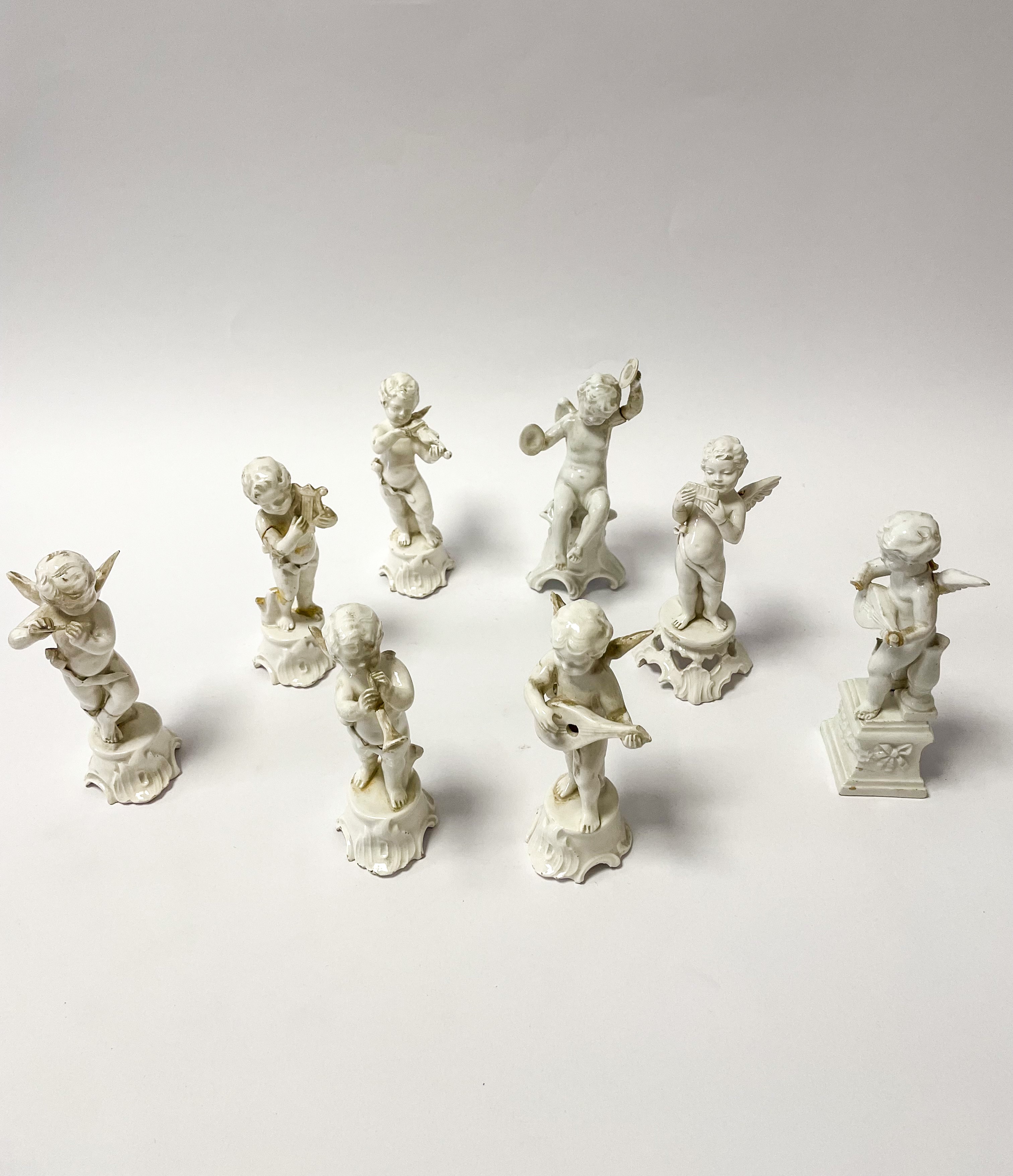 Nove statuine in ceramica di Capodimonte raffiguranti angeli musicanti