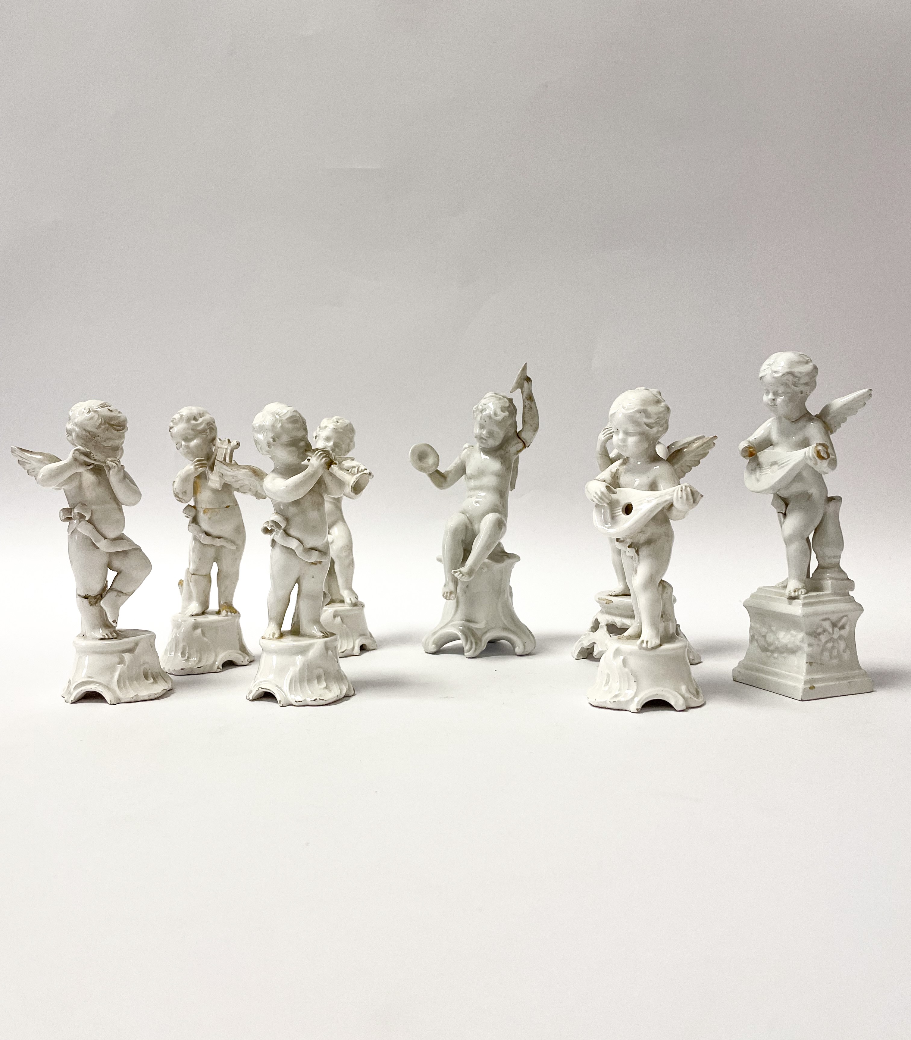 Nove statuine in ceramica di Capodimonte raffiguranti angeli musicanti