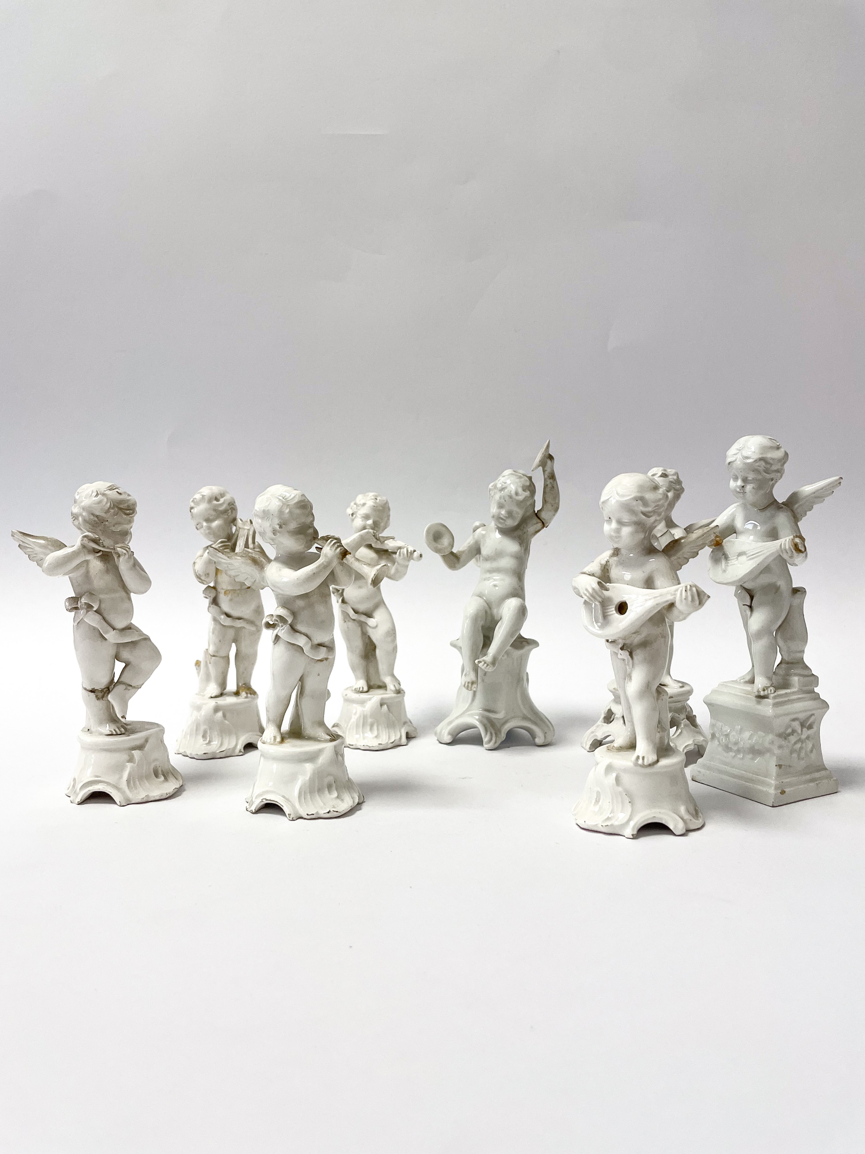 Nove statuine in ceramica di Capodimonte raffiguranti angeli musicanti