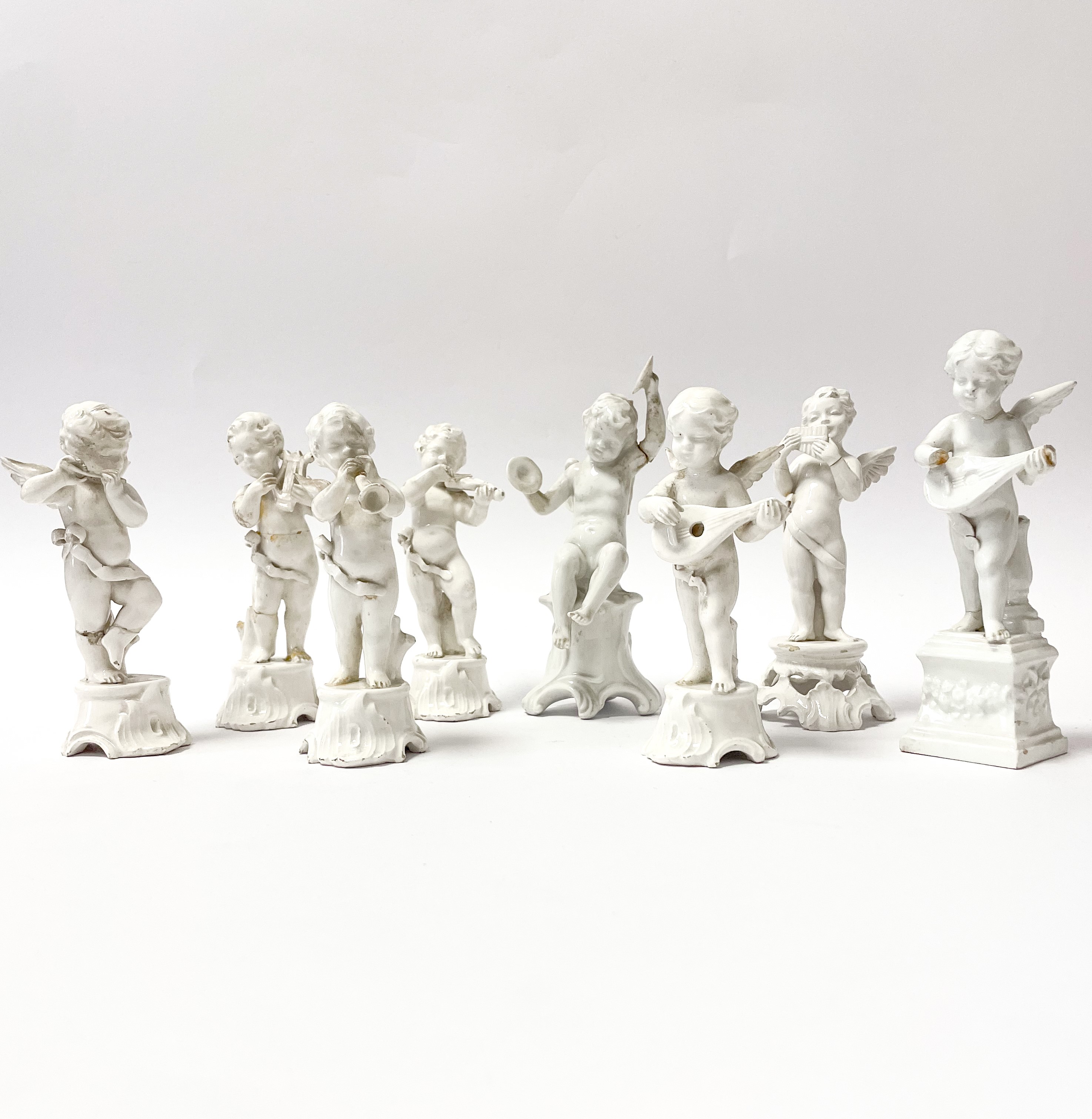 Nove statuine in ceramica di Capodimonte raffiguranti angeli musicanti