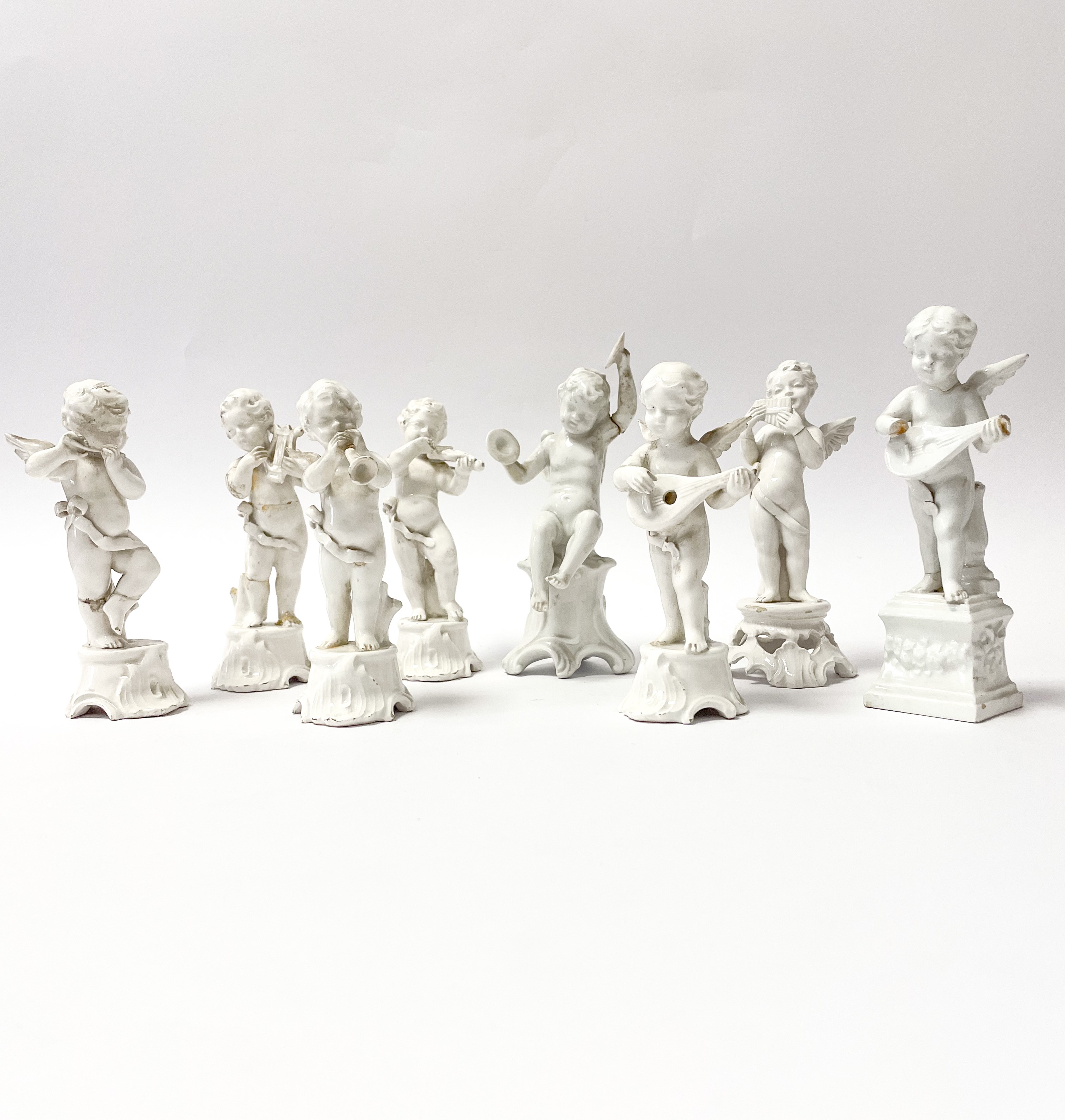 Nove statuine in ceramica di Capodimonte raffiguranti angeli musicanti