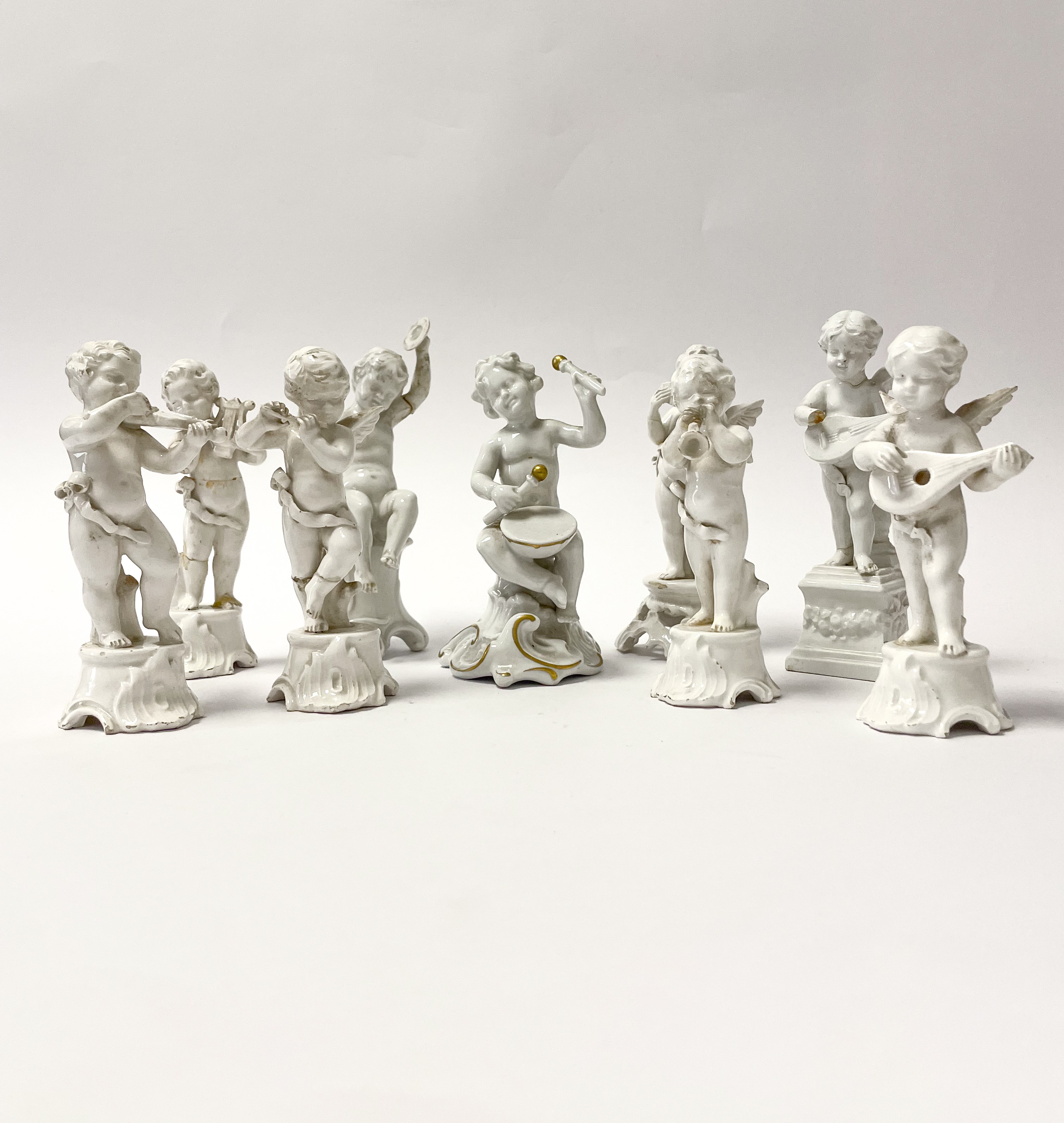 Nove statuine in ceramica di Capodimonte raffiguranti angeli musicanti