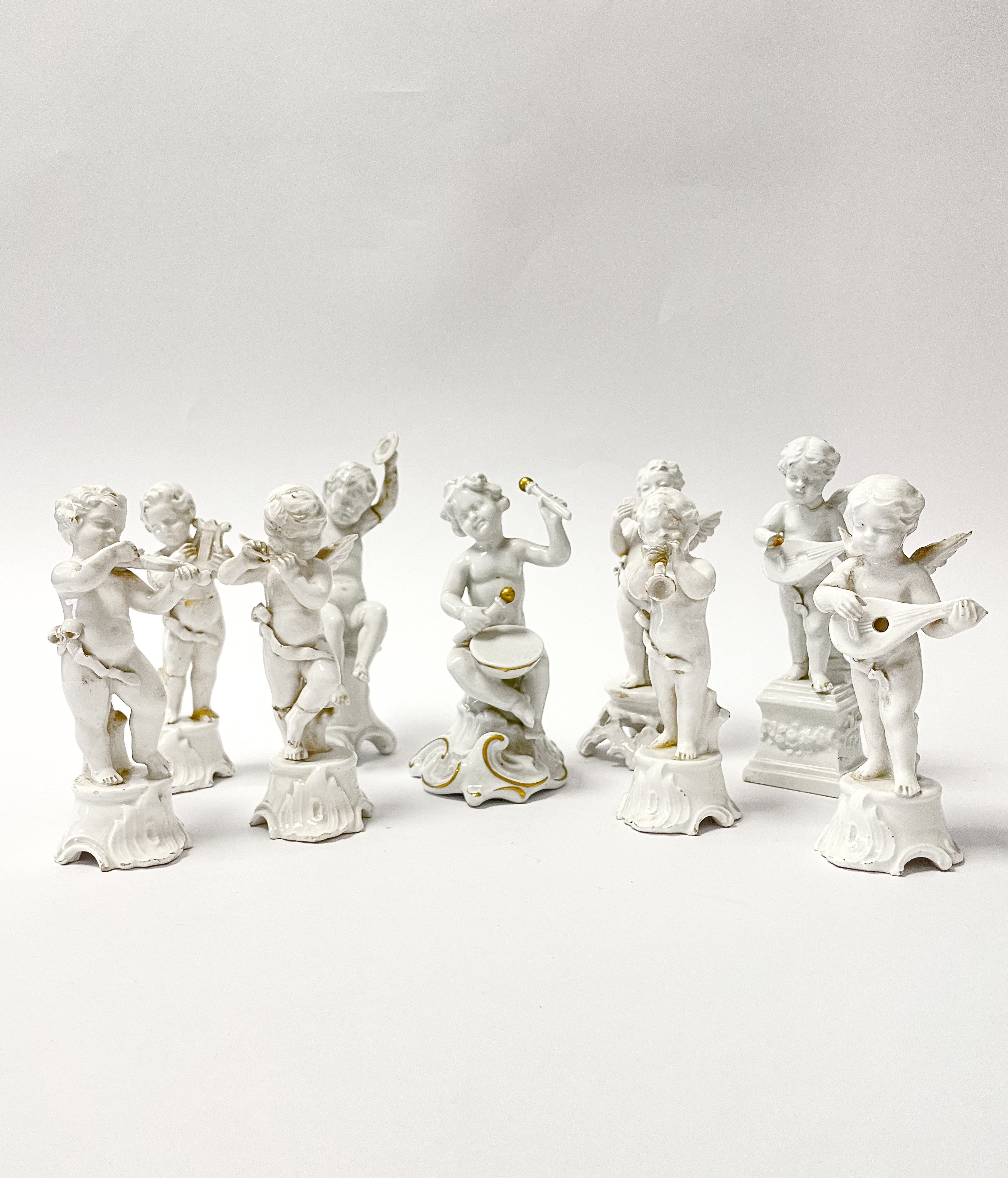 Nove statuine in ceramica di Capodimonte raffiguranti angeli musicanti