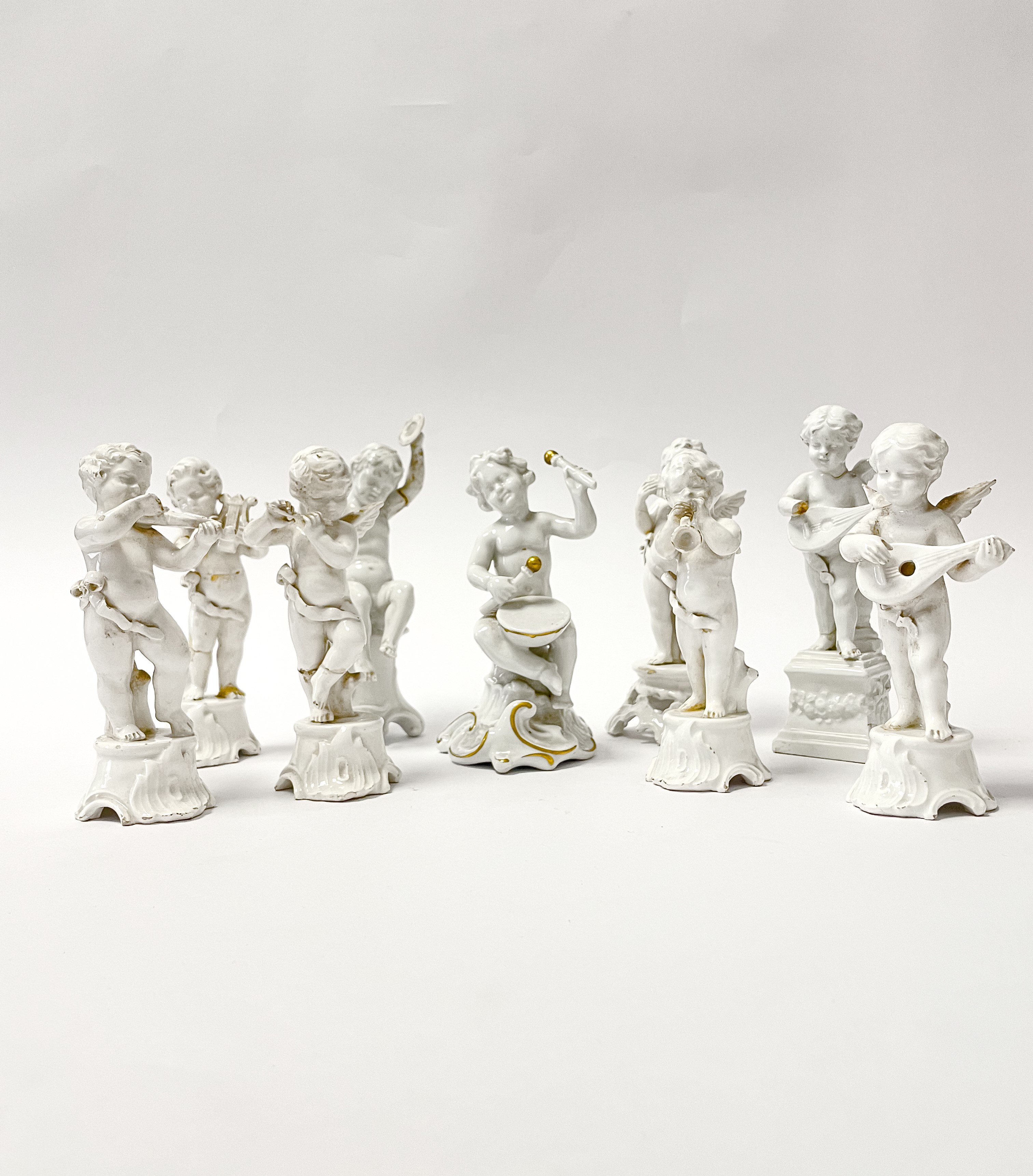 Nove statuine in ceramica di Capodimonte raffiguranti angeli musicanti