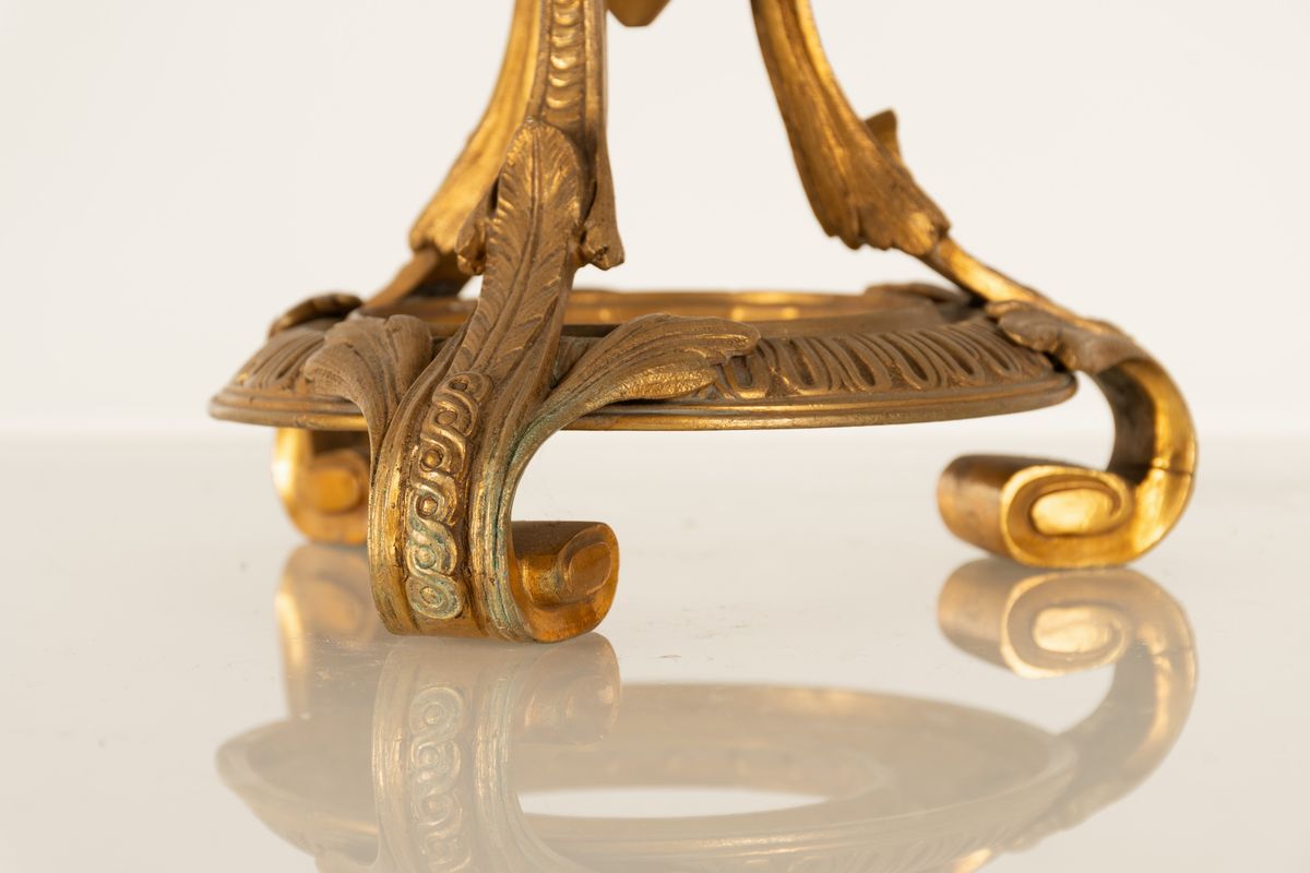 Coppia di Eleganti Alzatine in Vetro Lumeggiato Oro e Stuttura in Bronzo Dorato