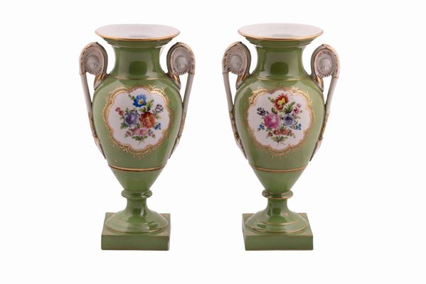Manifattura di Dresda del XIX secolo - 2 vasi a fondo verde stile Impero