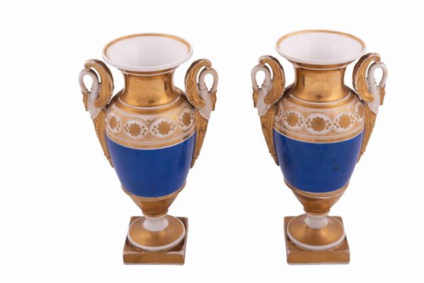 Manifattura parigina del XIX secolo : 2 blue-bottomed vases. Empire style   (first half of 19th century)  - Porcelain with golden decoration - Auction Auction: Paintings, Collectables and Antique Furniture - Gliubich Casa d'Aste