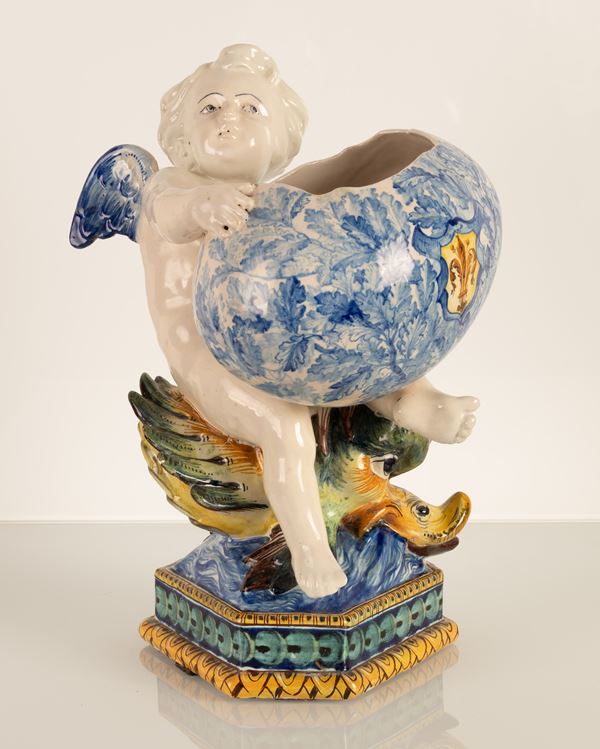 Soprammobile in maiolica portafiori con putto bianco modellato a tutto tondo. Manifattura Cantagalli, XX secolo