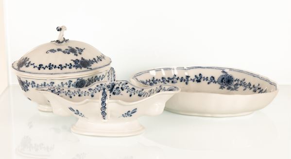 Tre elementi in porcellana, piccola zuppiera, salsiera e vassoio. Manifattura Meissen, XVIII secolo