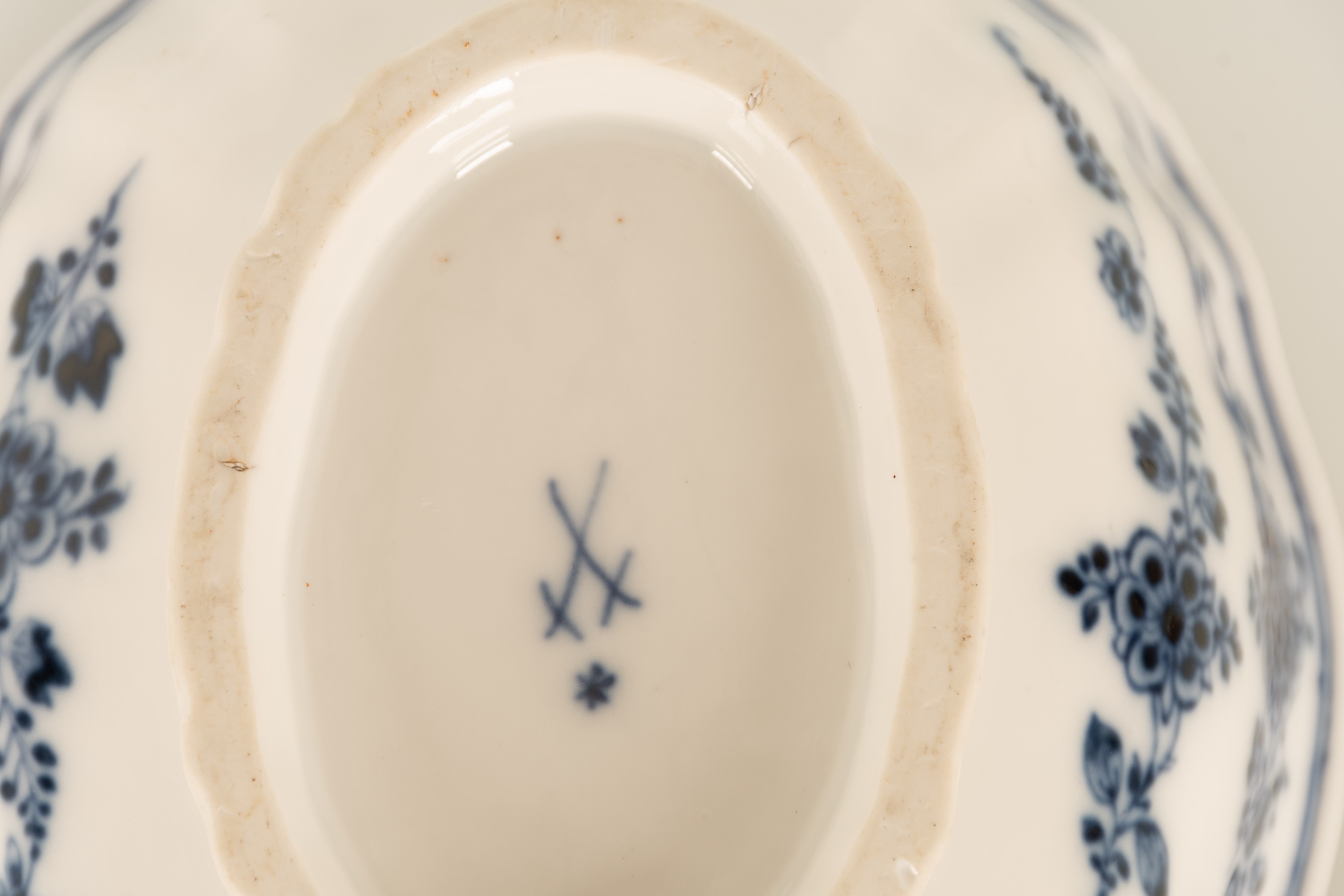 Tre elementi in porcellana, piccola zuppiera, salsiera e vassoio. Manifattura Meissen, XVIII seco...