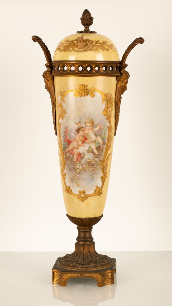 Vaso di porcellana in stile Sevres del XVIII secolo. (riproduzione tarda della fine del XIX secolo)