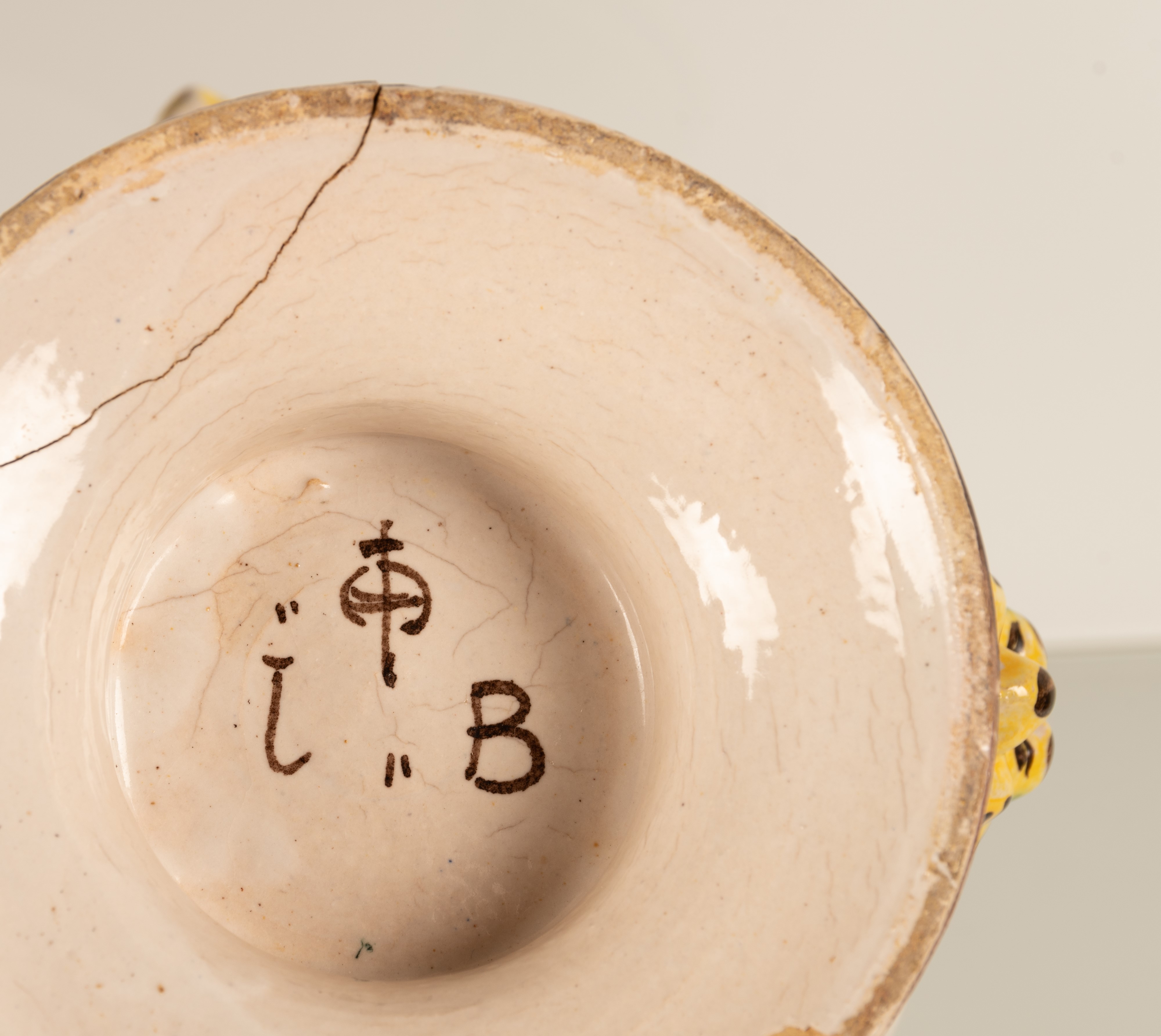 Vaso in maiolica biansato con anse modellate a forma di animali fantastici. Manifattura Savona, f...