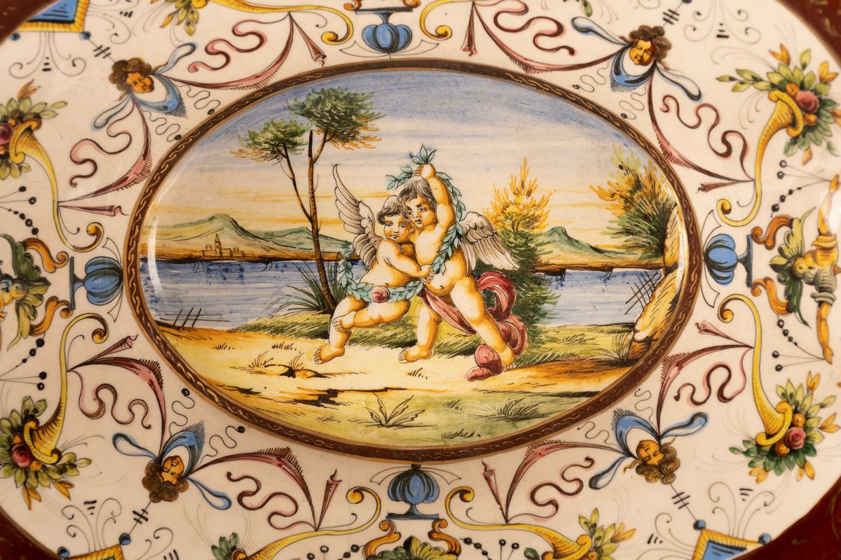 Coppia di centrotavola in maiolica con anse serpentiformi e zampe leonine. Manifattura A. Ciulli,...