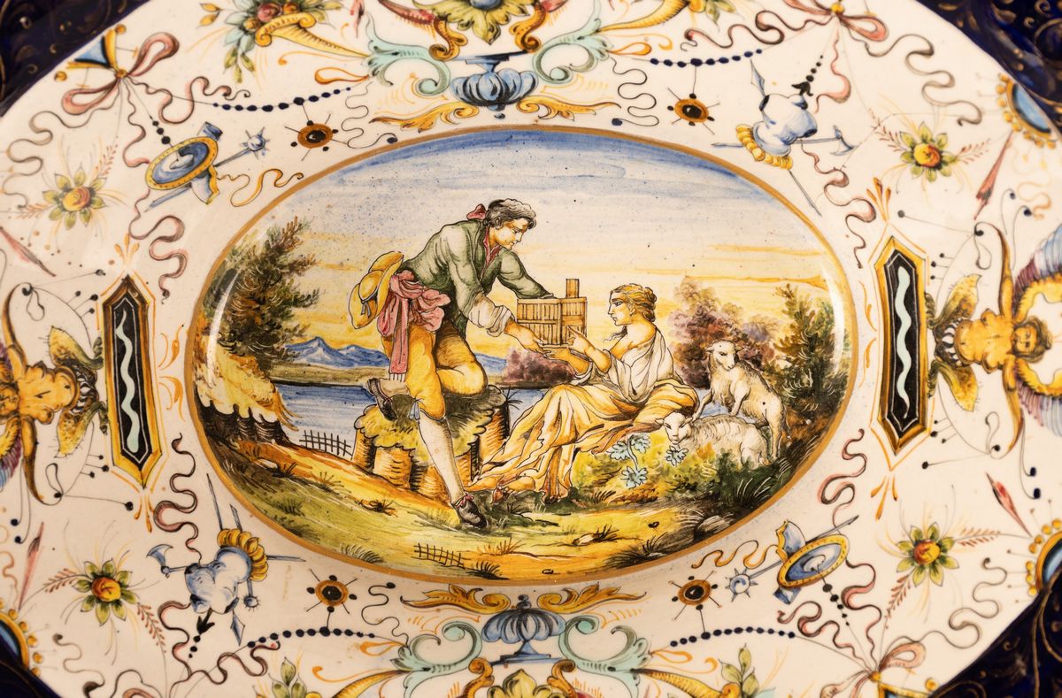 Coppia di centrotavola in maiolica con anse serpentiformi e zampe leonine. Manifattura A. Ciulli,...