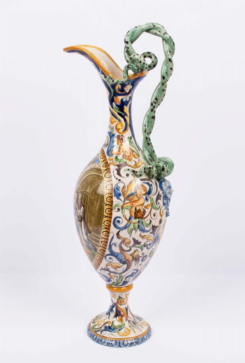 Grande anfora in maiolica con ansa serpentiforme e con decoro a grottesche di gusto rinascimental...